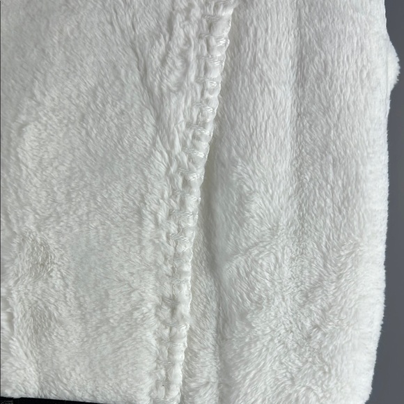 Frye Silky Soft Blanket Full Queen White 90" x 90" Luxury NEW - Picture 7 of 8